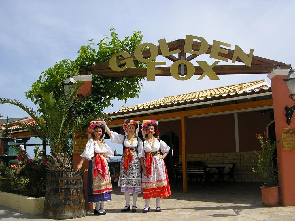 Golden Fox Studios And Suites Lakones Экстерьер фото